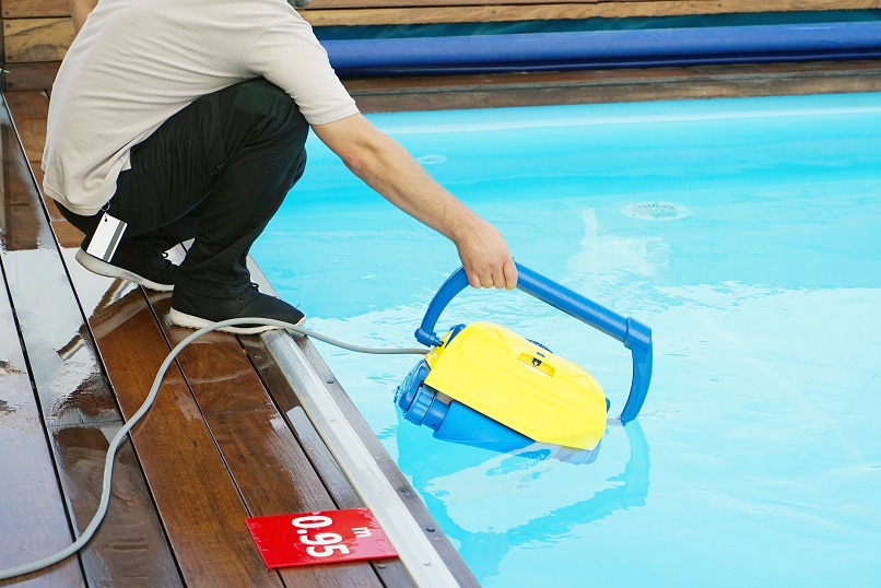 swimming pool cleaning and maintenance